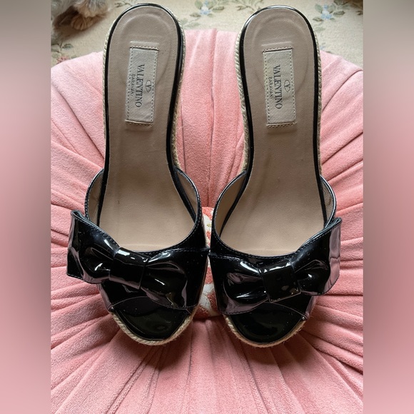 SALE!! ❤️ Valentino Black Patent Leather Bow Sandal with Wedge. Size 7 - Picture 2 of 13